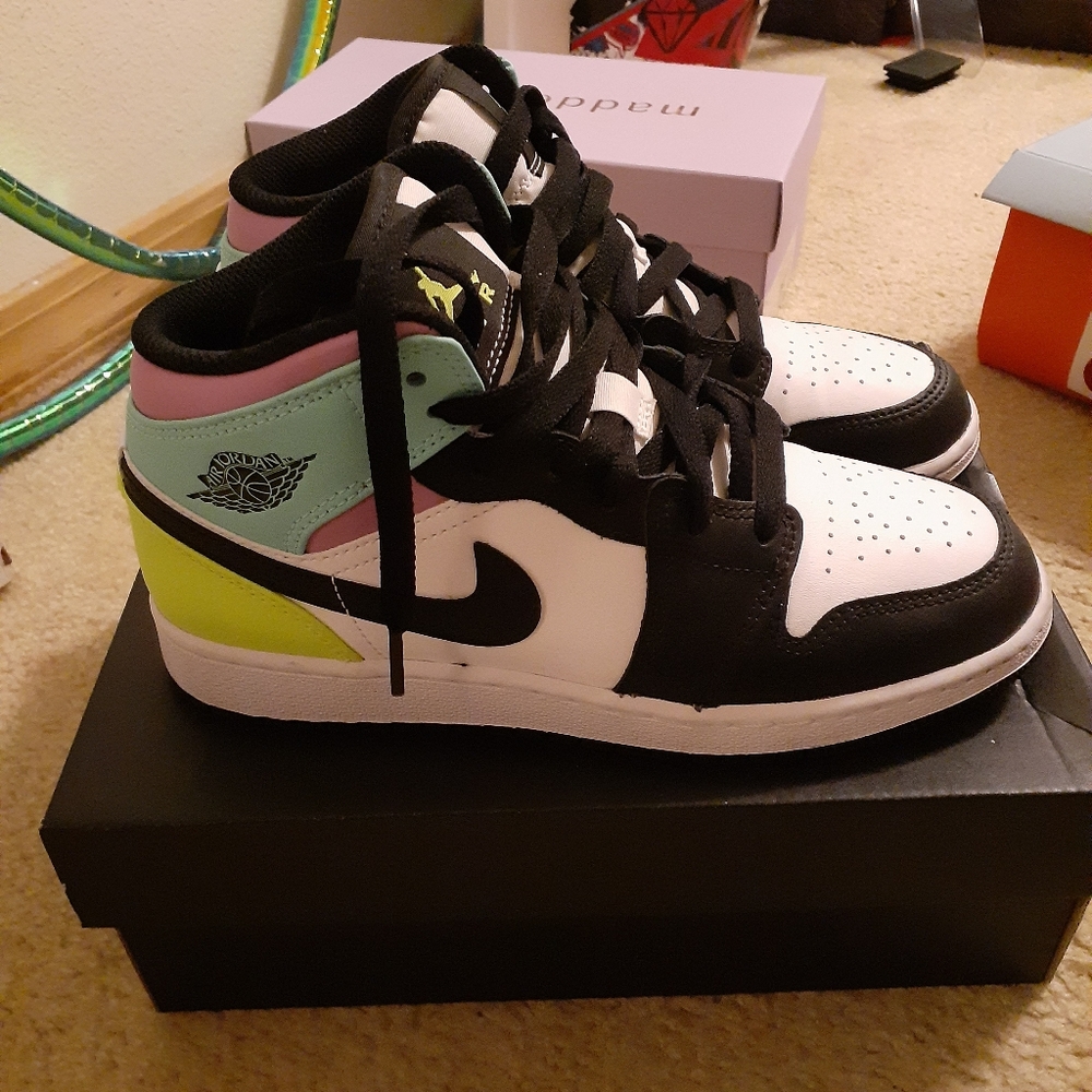 Jordan 1 mid